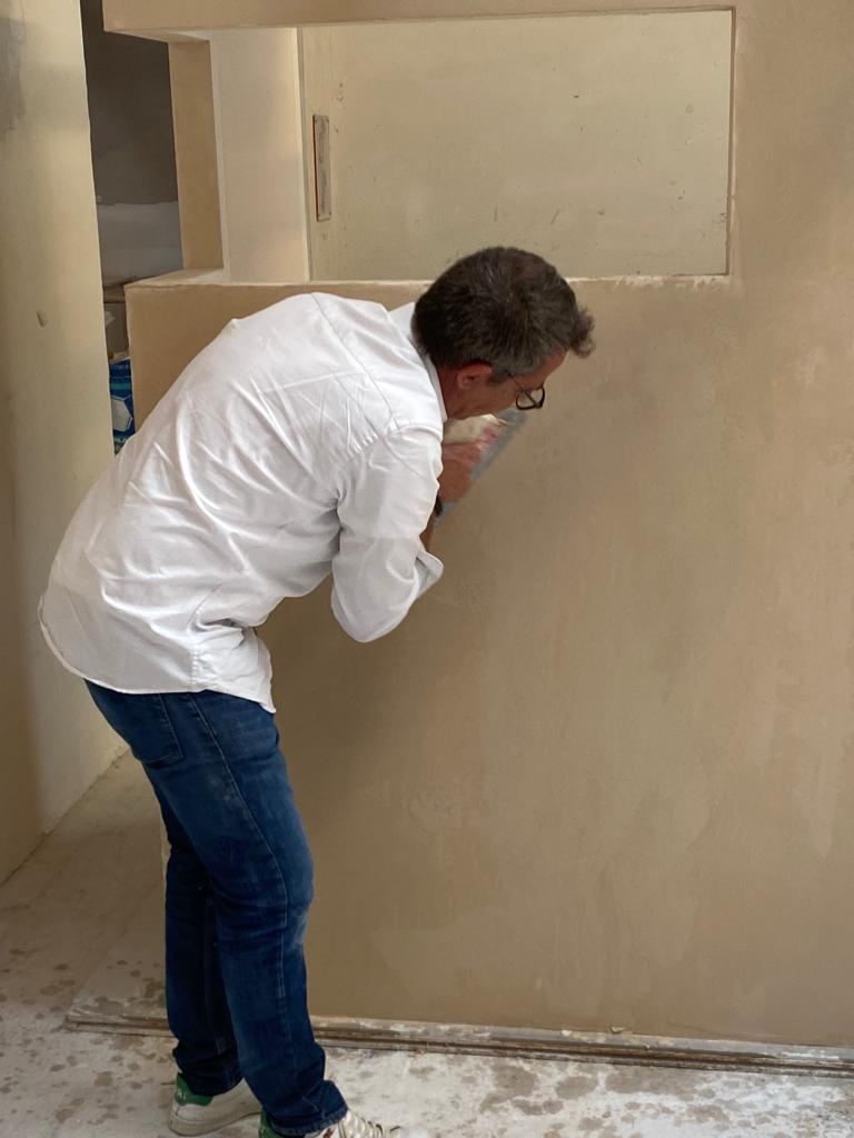 BioRésine artisan applying chukum