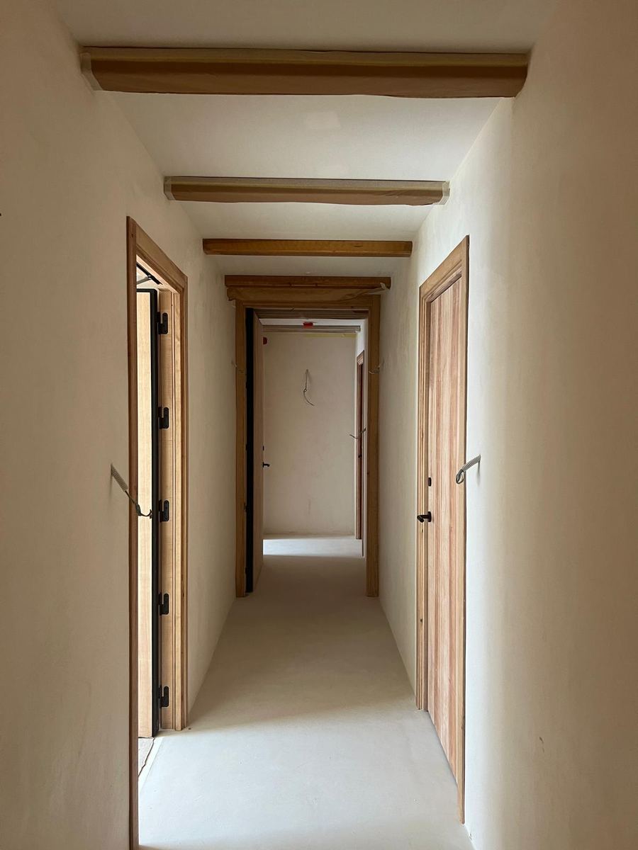 Chukum corridor walls and floor